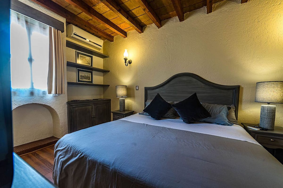 Suite King tres niveles con balcón | Couette en duvet d'oie, coffres-forts dans les chambres