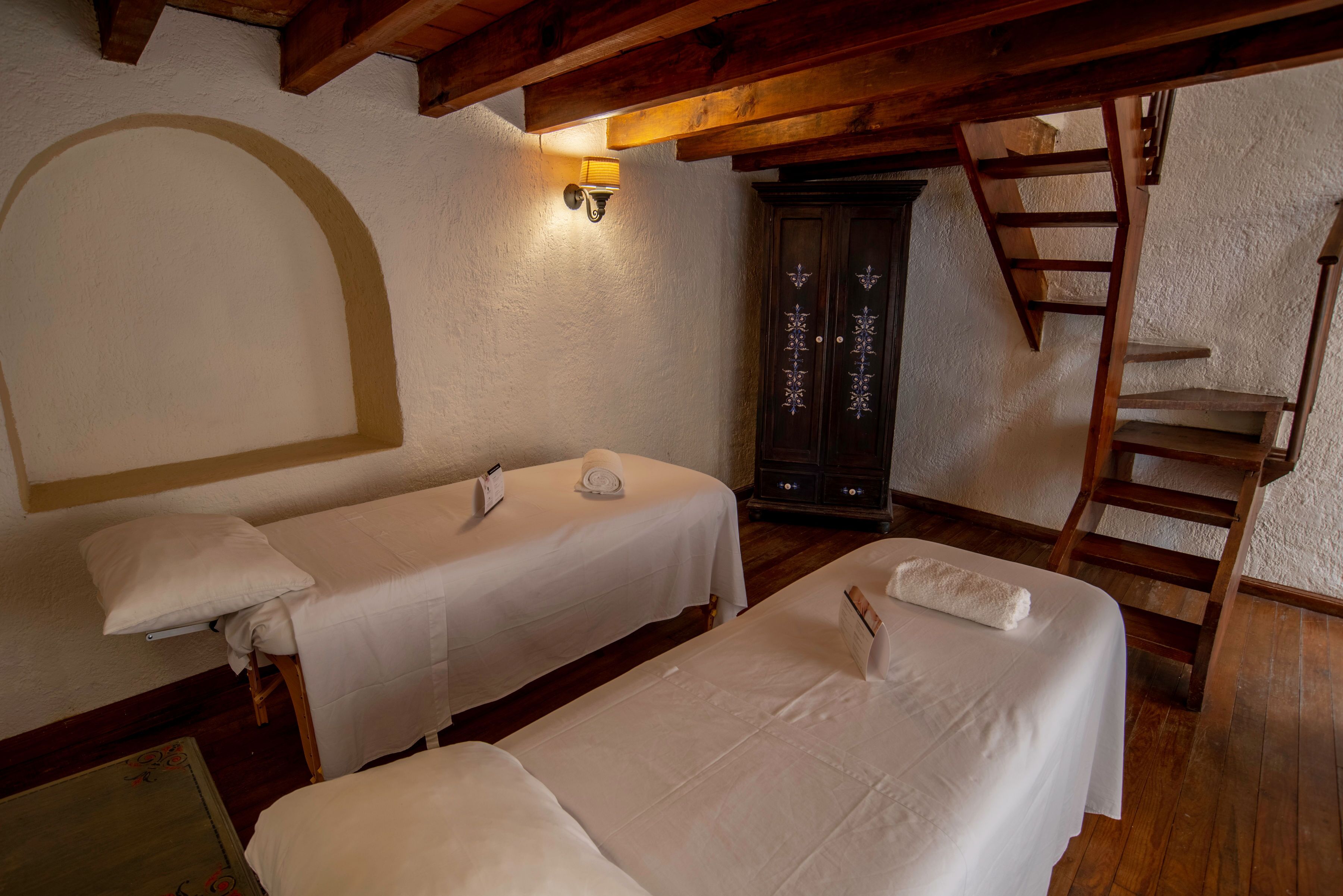 Master Suite tres niveles, con tina | Down comforters, in-room safe, individually decorated