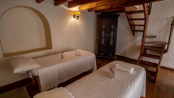 Master Suite tres niveles, con tina | Down comforters, in-room safe, individually decorated