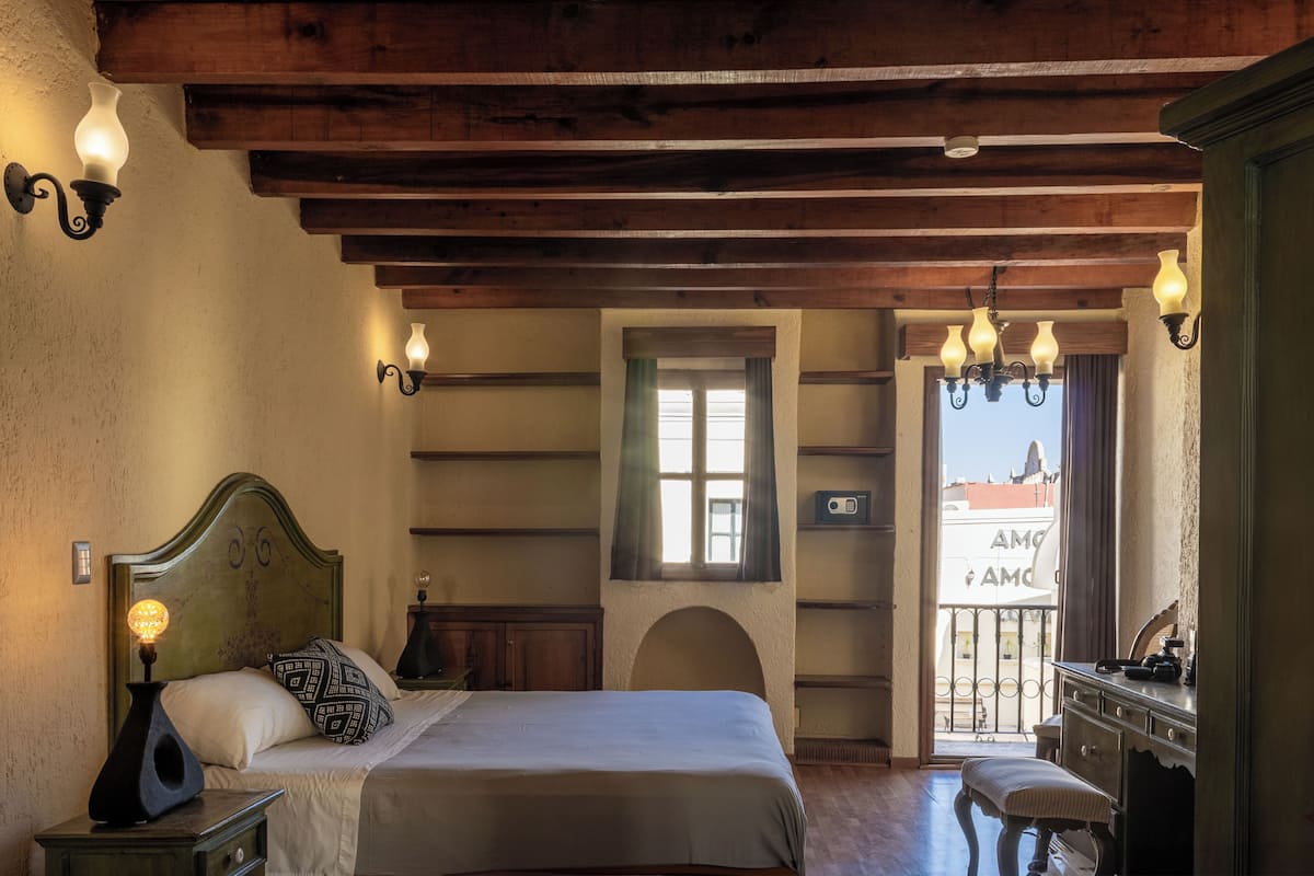 Junior Suite King tres niveles con balcón | Couette en duvet d'oie, coffres-forts dans les chambres