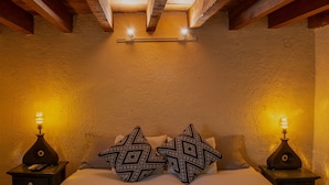 Master Suite tres niveles, con tina | Down comforters, in-room safe, blackout drapes, soundproofing - Mesón de la Merced Hotel Boutique, Patio & Spa (Querétaro)