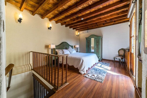 Master Suite tres niveles, 2 habitaciones | Donzen dekbedden, een kluis op de kamer, individueel gedecoreerd