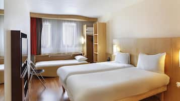 Standaard kamer, 2 eenpersoonsbedden | Een kluis op de kamer, een bureau, geluiddichte muren