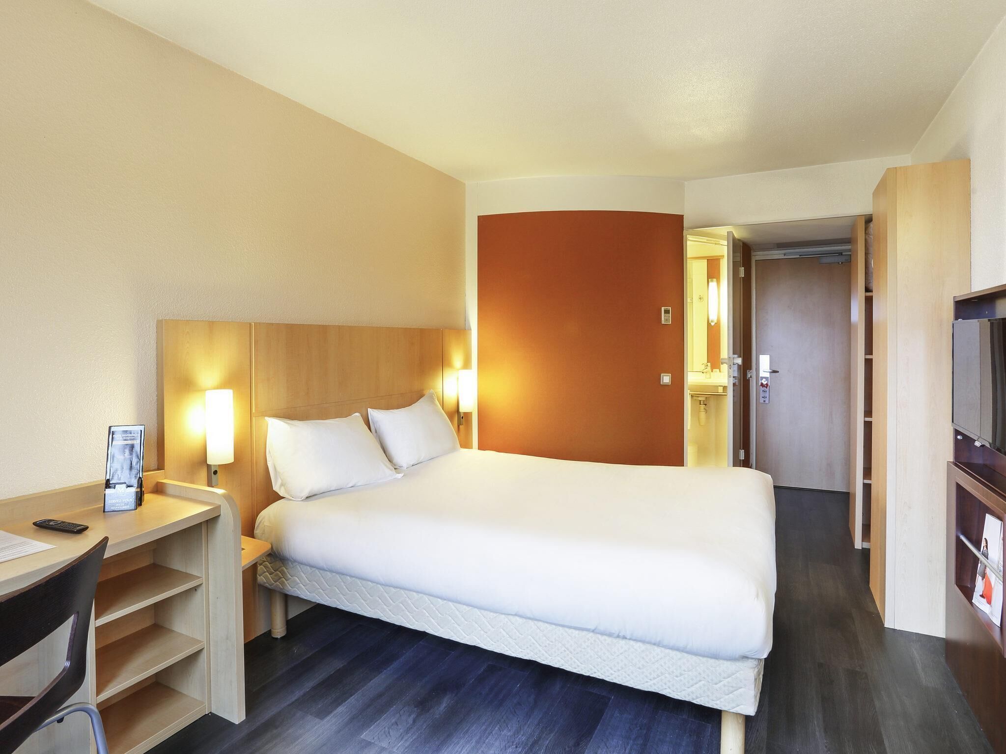 Standard Room, 1 Double Bed | In-room safe, desk, soundproofing, iron/ironing board