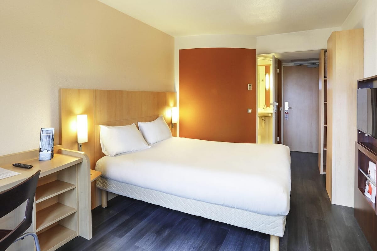 Standard Room, 1 Double Bed | In-room safe, desk, soundproofing, iron/ironing board