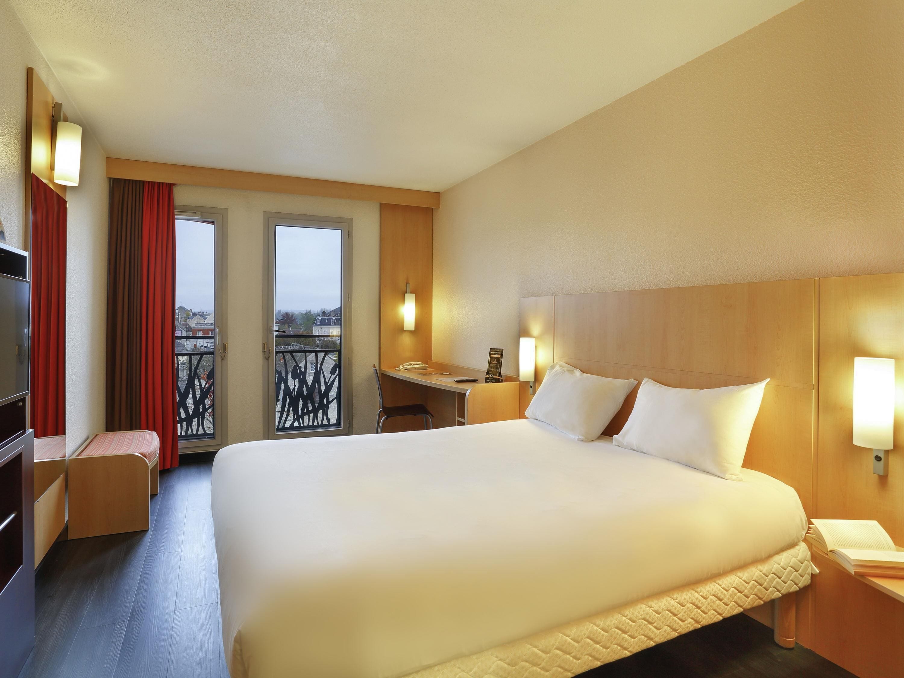 standard room, 1 double bed | in-room safe, desk, soundproofing, iron/ironing board