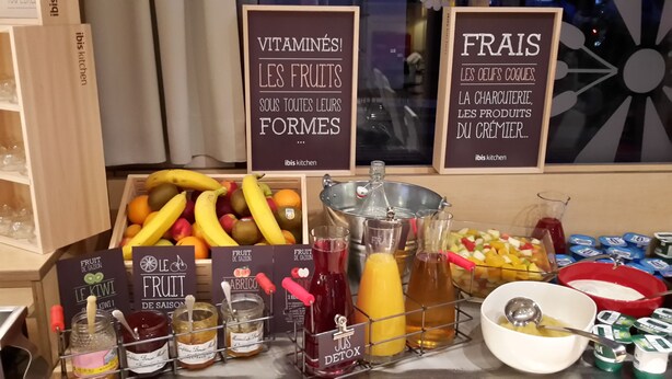 A display of fresh fruits, juices, and condiments in a store. - ibis Etampes (Etampes)