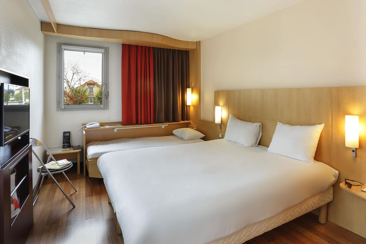 Chambre Standard, plusieurs lits | Coffres-forts dans les chambres, bureau, chambres insonorisées