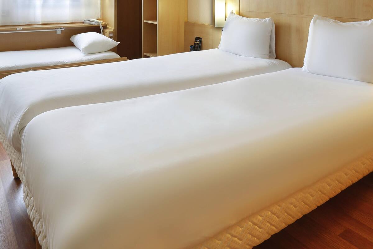 standard room, 2 single beds | in-room safe, desk, soundproofing, iron/ironing board