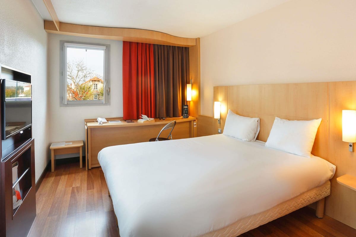 Standard Room, Multiple Beds | In-room safe, desk, soundproofing, iron/ironing board