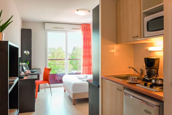 Fridge, microwave, stovetop, coffee/tea maker