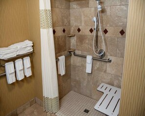 Room, 1 Katil Raja (King), Accessible (Mobility & Hearing, Roll-in Shower) | Bilik Mandi | Kelengkapan dandanan diri percuma, pengering rambut, tuala disediakan 