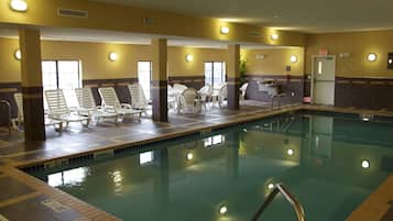 Piscine couverte, chaises longues