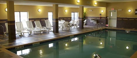 Piscine couverte, chaises longues