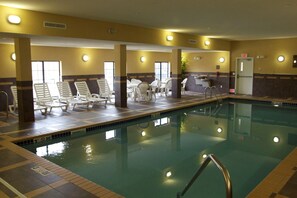 Indoor pool, pool loungers - Hampton Inn & Suites Watertown (Watertown)