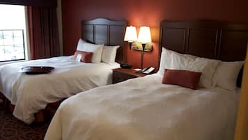 Chambre, 2 lits deux places | Bureau, fer et planche à repasser, lit de bébé (gratuit)