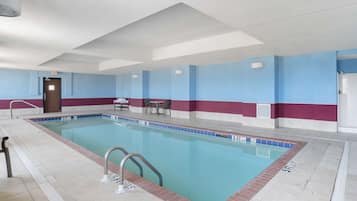 Una piscina al aire libre de temporada