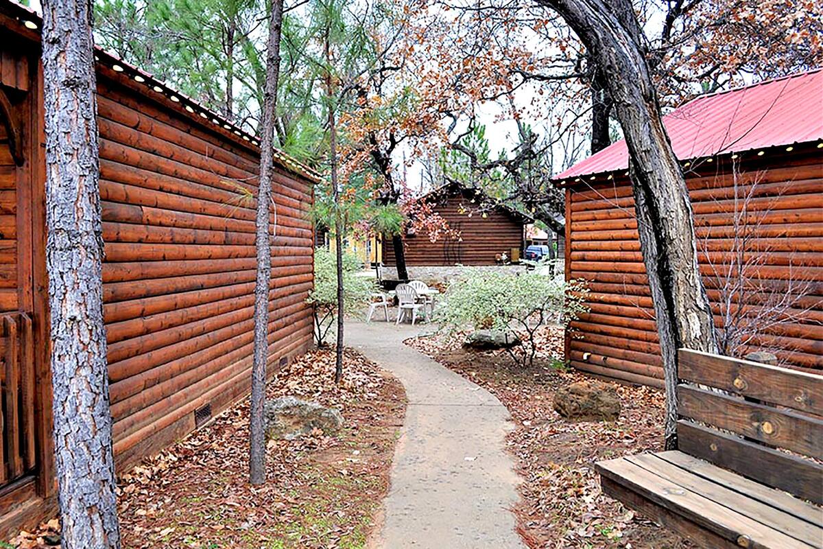 小屋 (Rustic Creek 6) | WiFi、床单