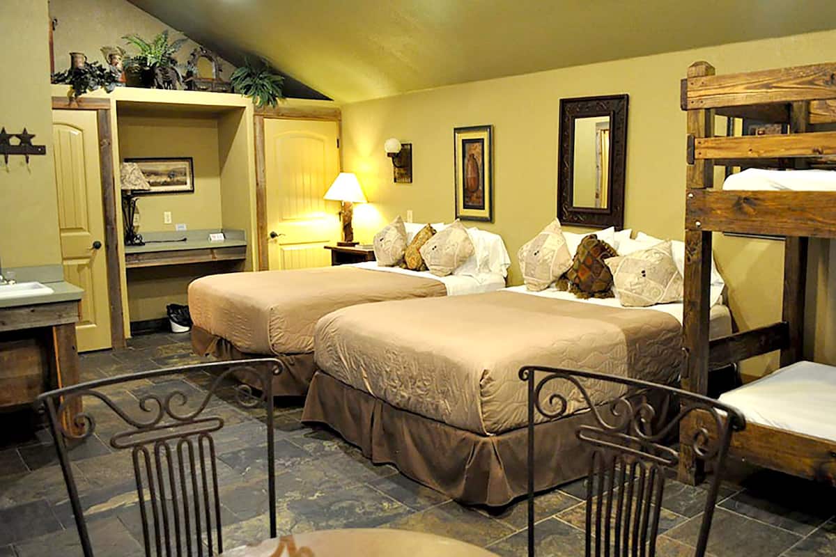 Rustic Creek Cabin 8 | WiFi, bed sheets