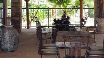 2 restaurants, breakfast, lunch, dinner served; American cuisine