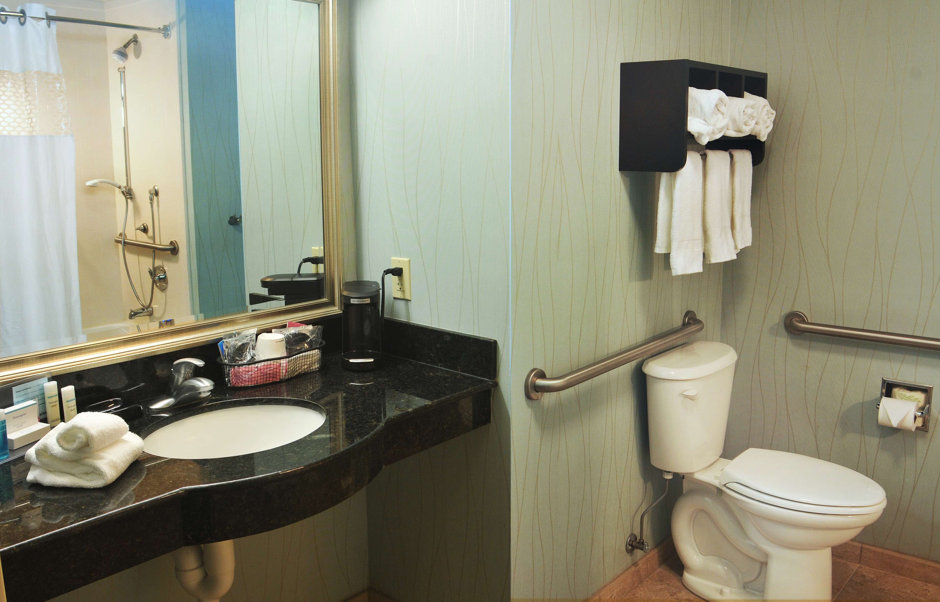 combined shower/bathtub, hydromassage showerhead, hair dryer, towels