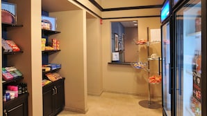 Un garde-manger d’hôtel contenant des collations, des condiments et un réfrigérateur.