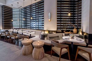 2 bars/lounges, rooftop bar - Hilton New York Fashion District (New York)