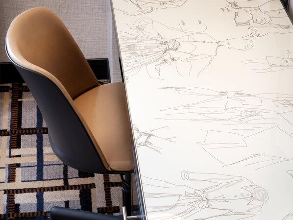 Une chambre moderne avec une grande fenêtre, un tapis à motifs et un fauteuil à haut dossier.