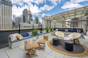 2 bars/lounges, rooftop bar - Hilton New York Fashion District (New York)