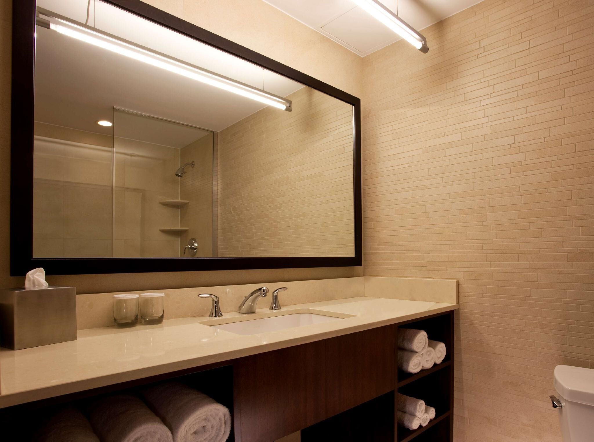 Baño | Regadera, amenidades de baño de diseñador, secadora de cabello, batas 