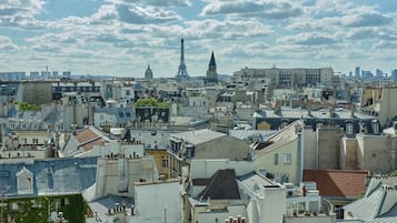 Una zona urbana densa con diversos estilos arquitectónicos y una torre destacada en la distancia.