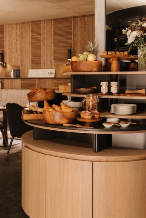 Sarapan Eropah setiap hari (EUR 25 seorang) 