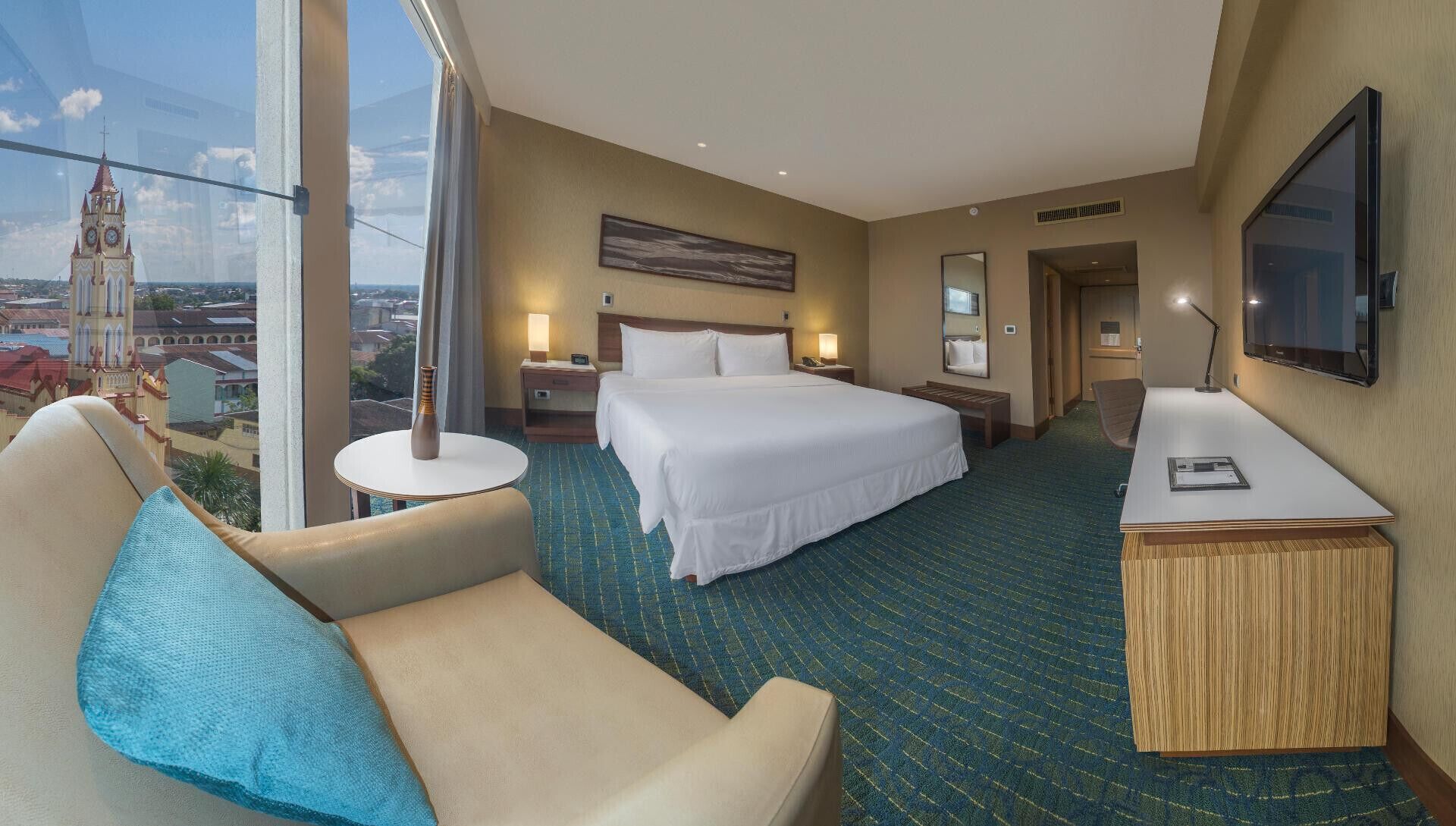 Roupas de cama premium, edredons de pluma, frigobar, cofres nos quartos