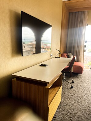 Room, 1 King Bed (Mini Fridge) | In-room dining