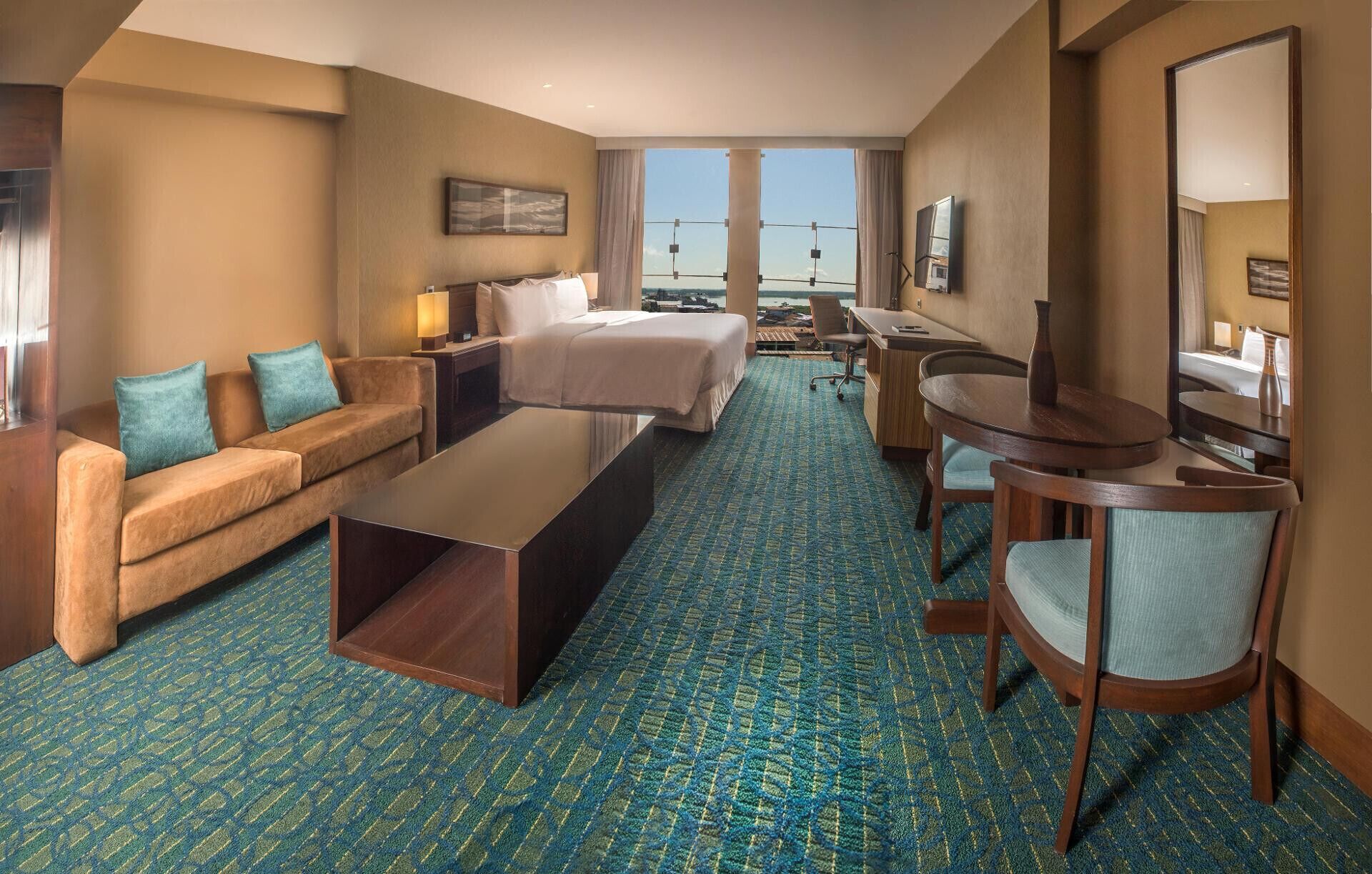 Roupas de cama premium, edredons de pluma, frigobar, cofres nos quartos