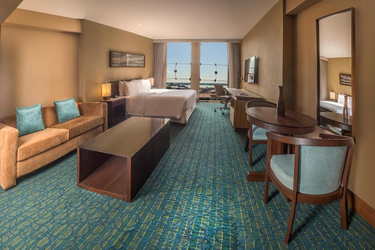 Premium bedding, down duvets, minibar, in-room safe