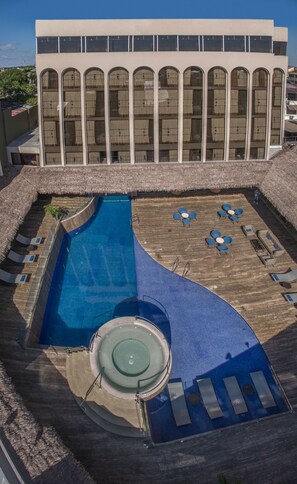 Outdoor pool - DoubleTree by Hilton Iquitos (Iquitos)