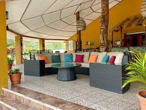 Lobby lounge - Gumbo Limbo Jungle Resort (Georgeville)