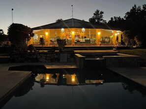 Petit déjeuner, déjeuner et dîner servis sur place, vue sur la piscine