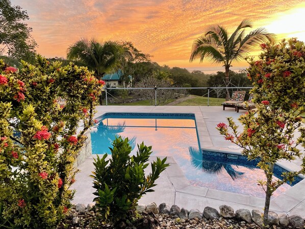 2 ulkouima-allasta avoinna 8.00–19.00, aurinkovarjoja, aurinkotuoleja