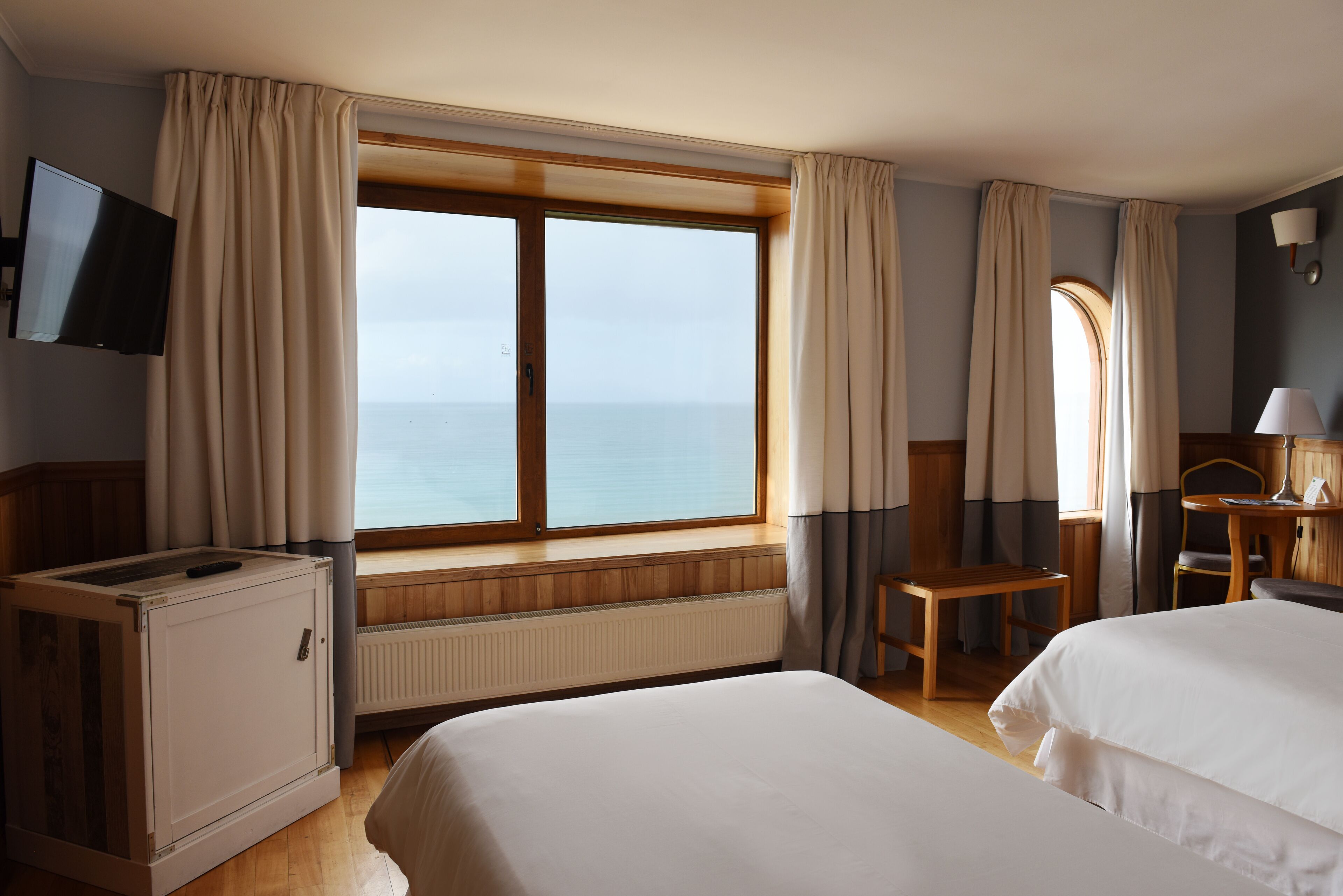 superior double room, 2 single beds, lake view | 1 bedroom, in-room safe, soundproofing, free wifi