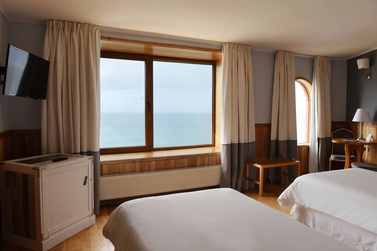 superior double room, 2 single beds, lake view | 1 bedroom, in-room safe, soundproofing, free wifi