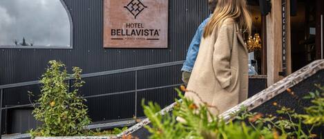 Entrada de un hotel con un cartel que dice 'Hotel Bellavista Puerto Varas'.