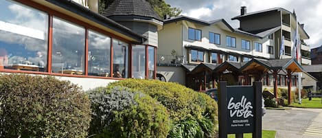 A hotel with a sign reading "Bella Vista Restaurante Puerto Yvars Chile".