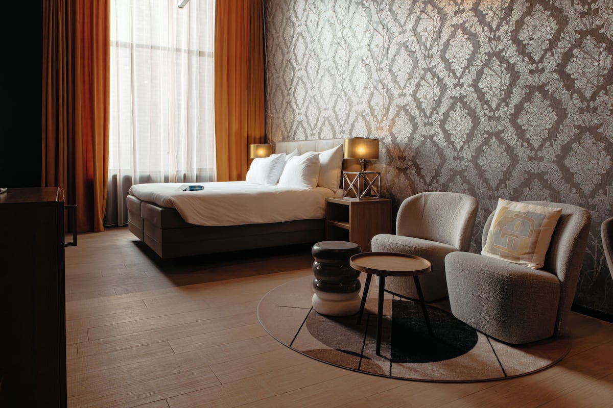 Suite | In-room safe, desk, laptop workspace, blackout curtains