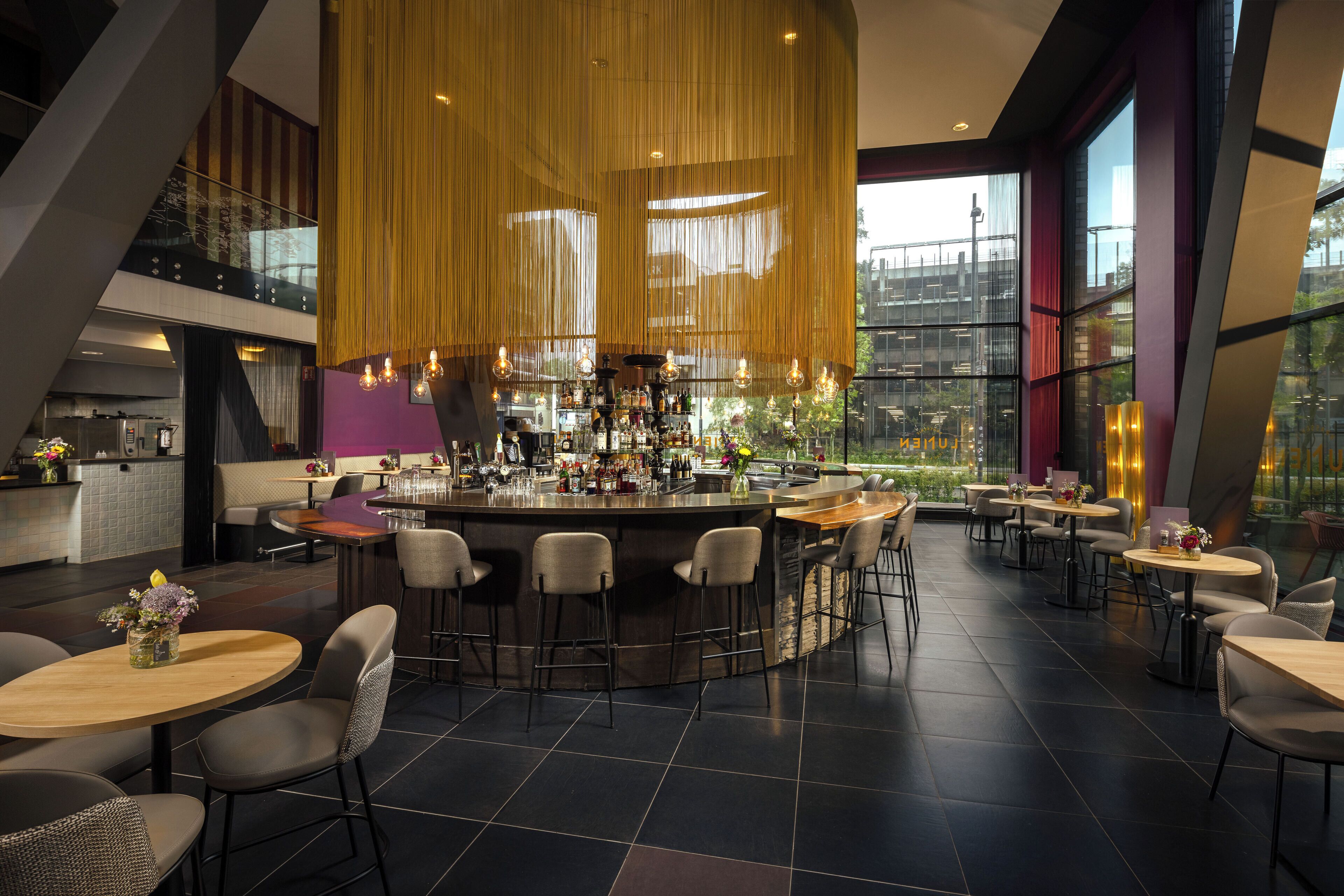 breakfast, lunch, dinner served; international cuisine