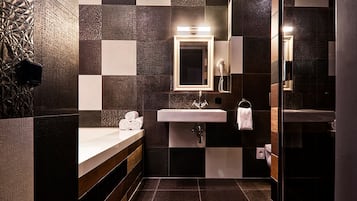 Suite | Baño | Secador de pelo, jabón, champú y papel higiénico