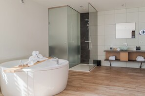 Spa | Baño | Secadora de cabello, jabón, shampoo, papel de baño 
