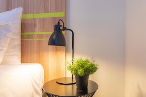 Estudio superior | Caja de seguridad en la habitación, muebles diferentes y escritorio 