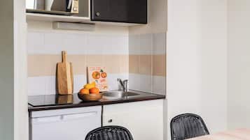 Frigorífico, microondas, placa de cocina y hervidor eléctrico